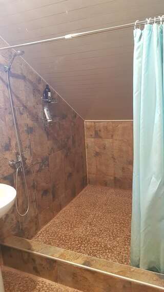 Гостевой дом Guest House David Кутаиси Просторный двухместный номер с 2 отдельными кроватями-7